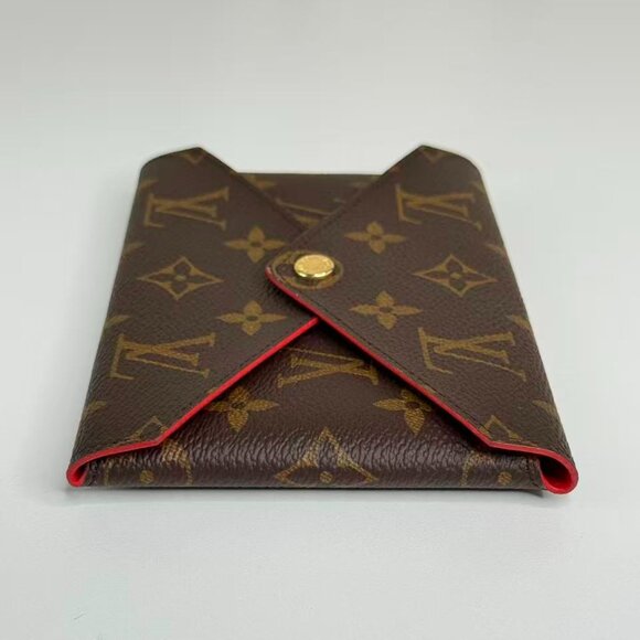 Louis Vuitton Monogram Canvas Wallet with Classic Design and Brown Color Scheme - Picture 3 of 8